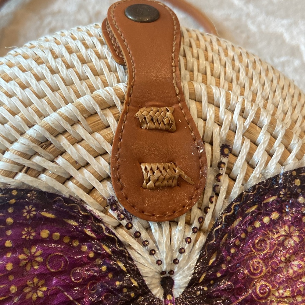 A hand made woven rattan bag from Bali Indonesia - Picture 7 of 8